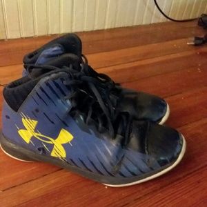UA basketball shoes size 6Y
